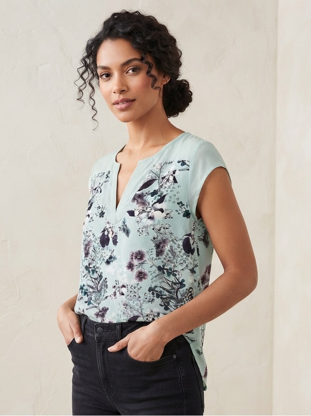 RW&CO. Light Mint Floral V-Neck Blouse Size L